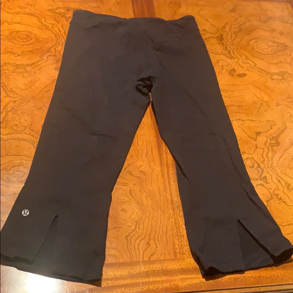 Lululemon black cropped Capri pants
